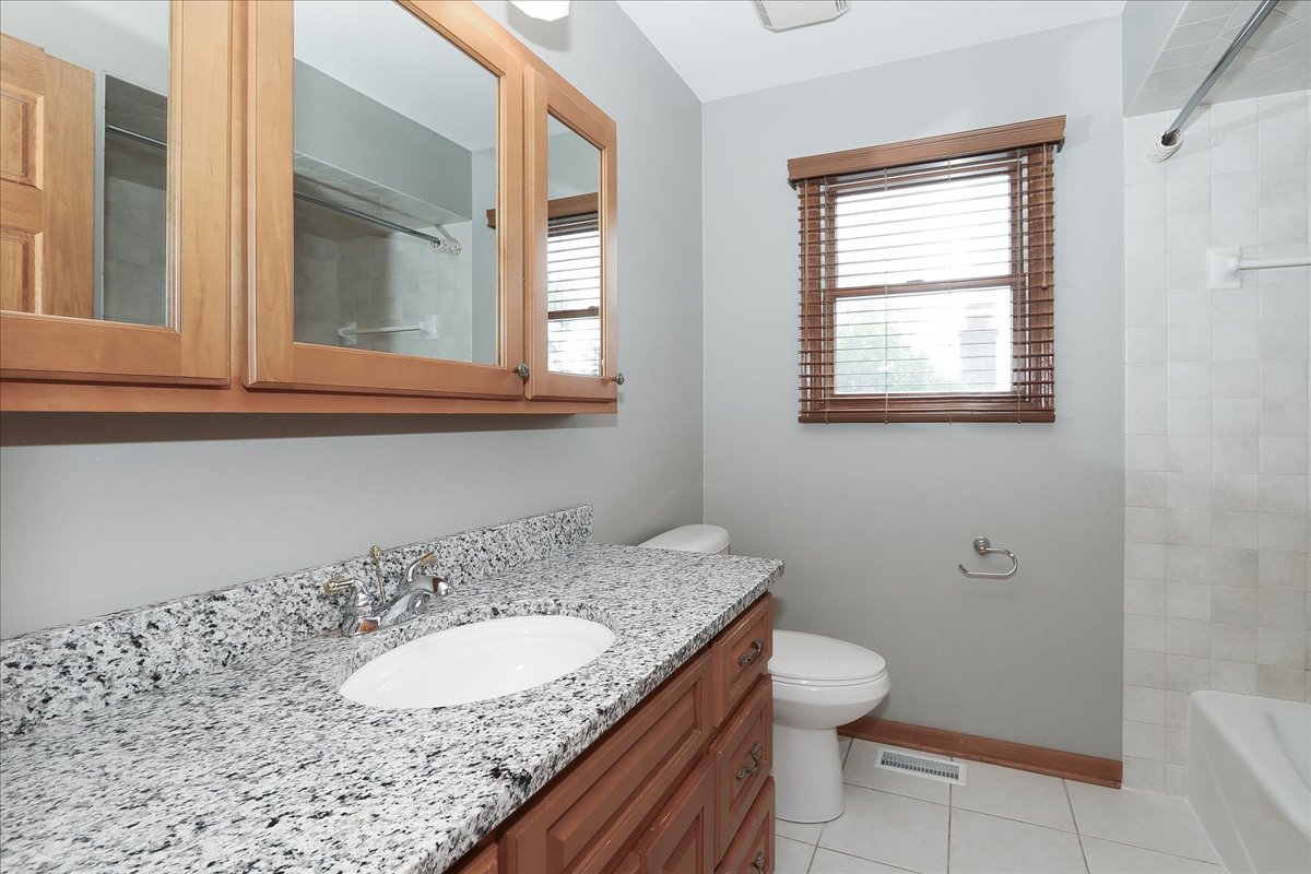 52 W Glenlake Avenue, Roselle, IL 60172