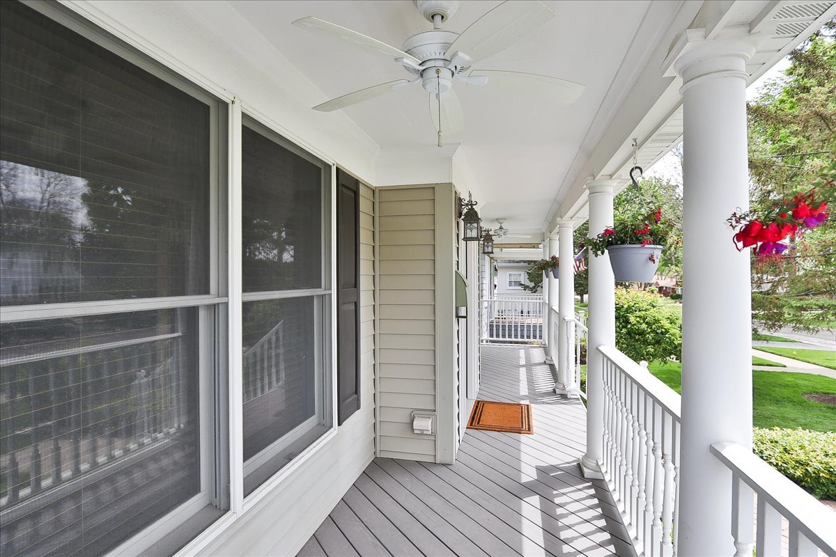 52 W Glenlake Avenue, Roselle, IL 60172