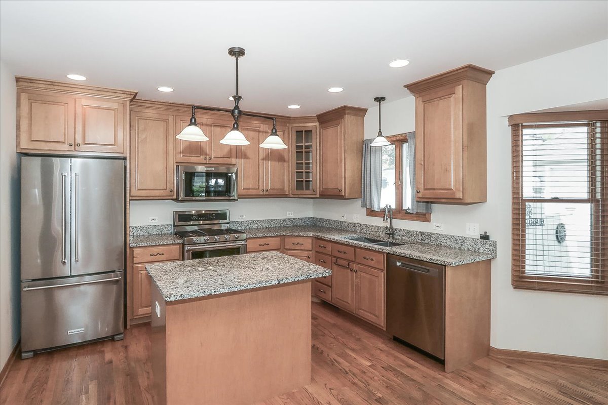 52 W Glenlake Avenue, Roselle, IL 60172