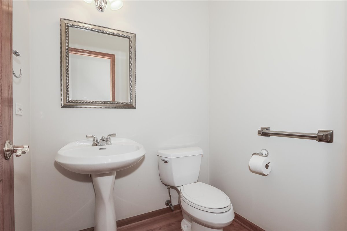 52 W Glenlake Avenue, Roselle, IL 60172