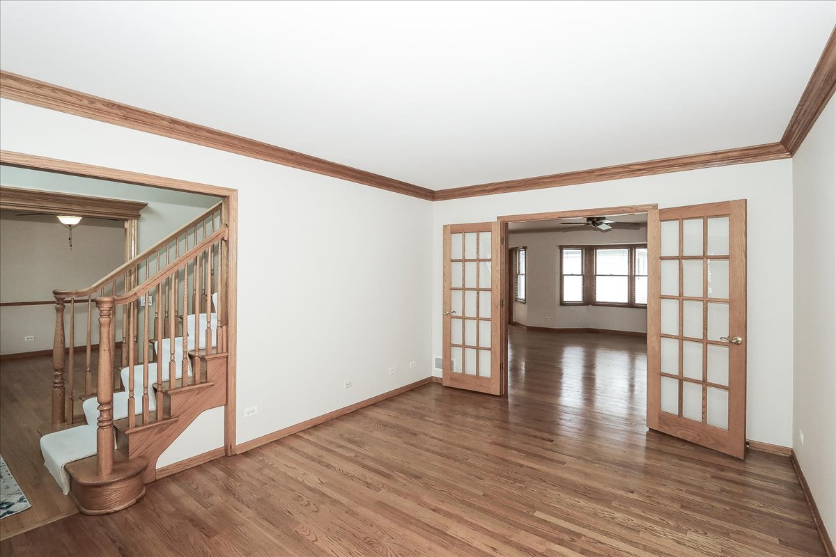 52 W Glenlake Avenue, Roselle, IL 60172
