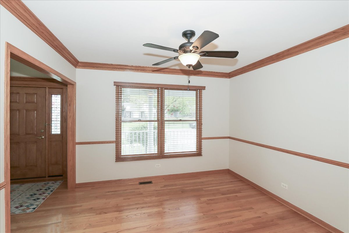 52 W Glenlake Avenue, Roselle, IL 60172
