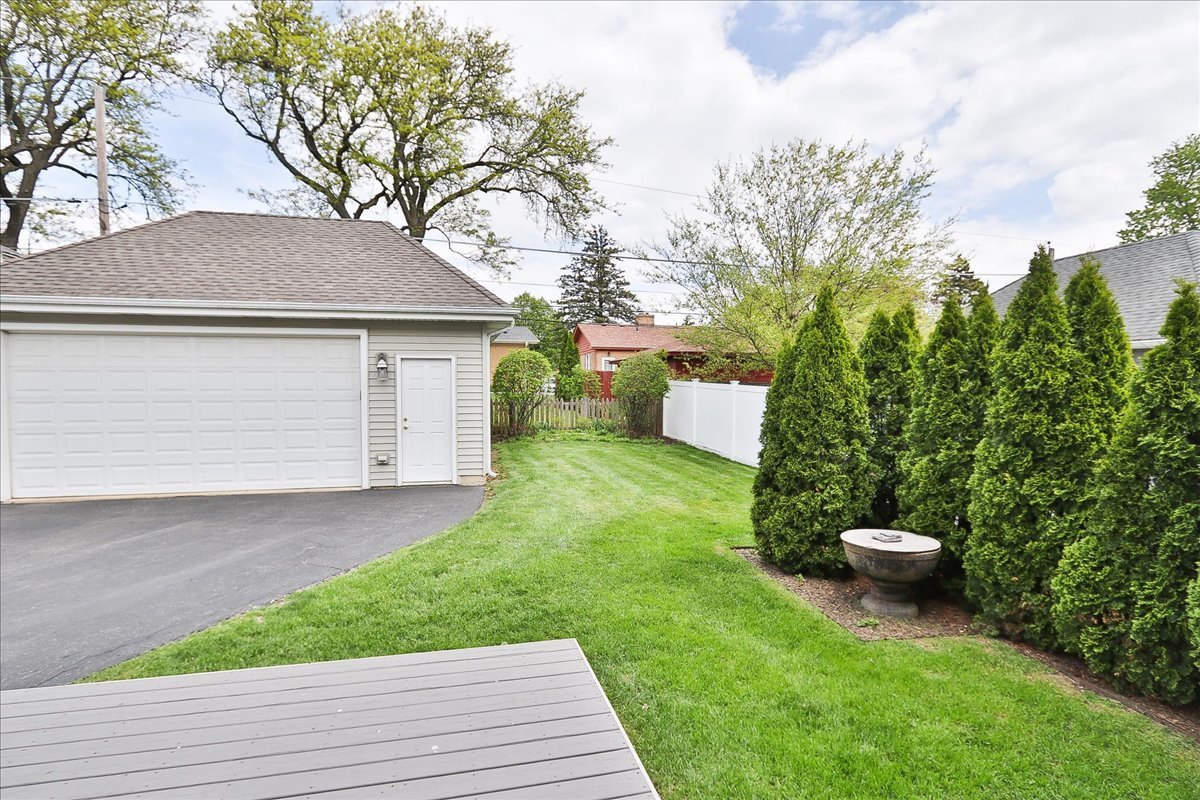 52 W Glenlake Avenue, Roselle, IL 60172