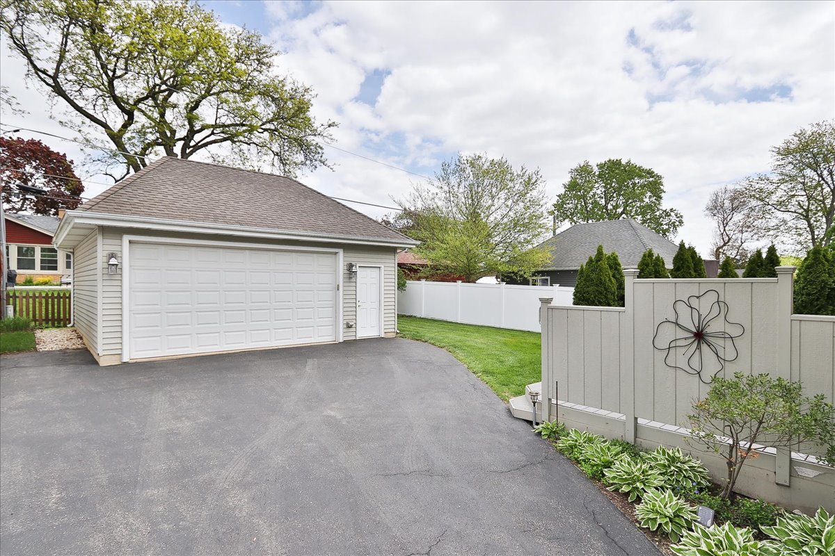 52 W Glenlake Avenue, Roselle, IL 60172