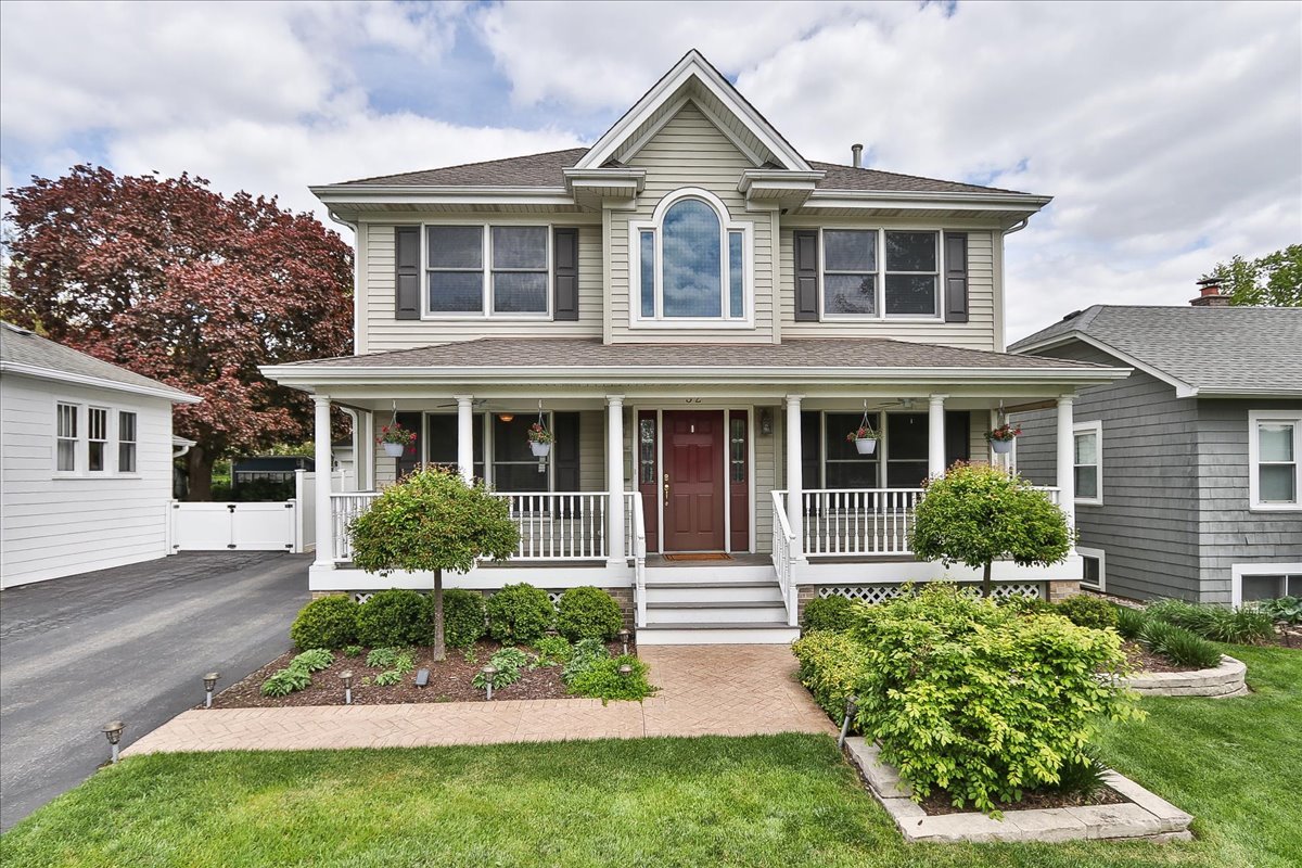 52 W Glenlake Avenue, Roselle, IL 60172