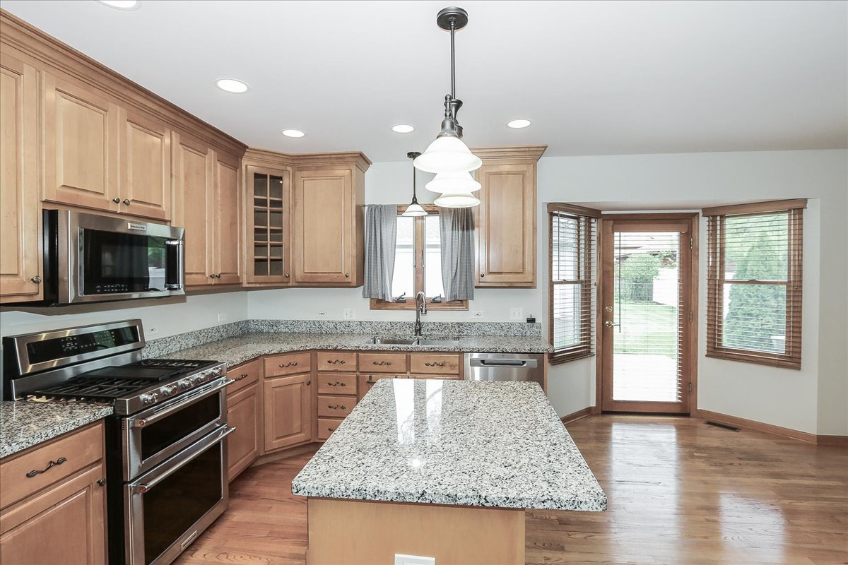 52 W Glenlake Avenue, Roselle, IL 60172