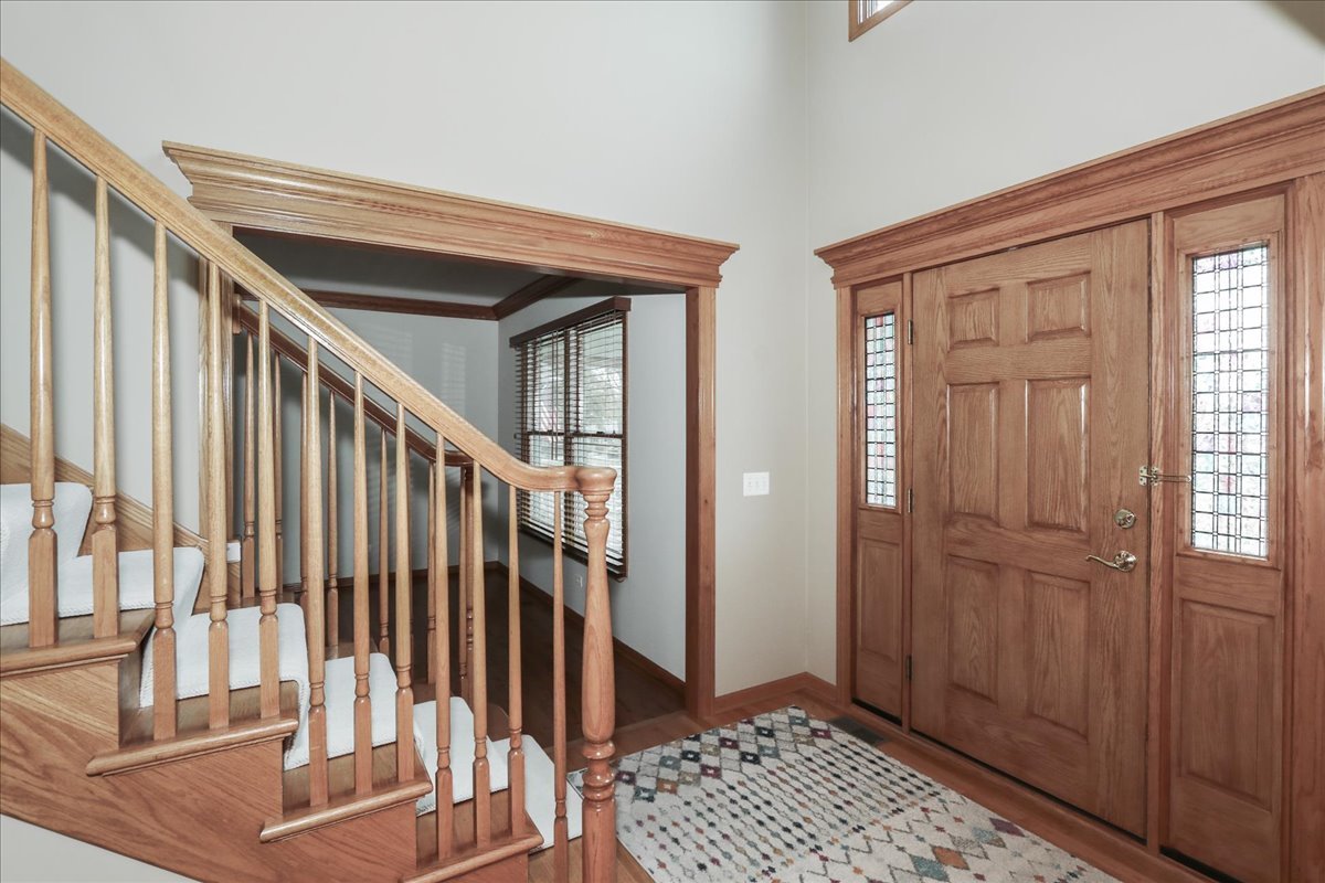 52 W Glenlake Avenue, Roselle, IL 60172