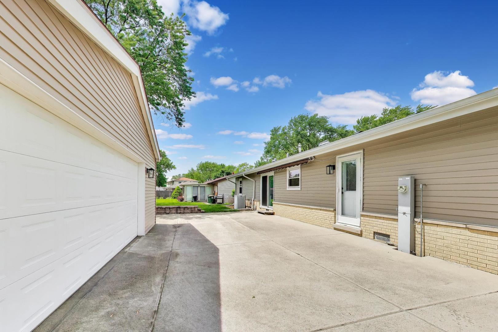 241 Brookhaven Drive, Elk Grove Village, IL 60007