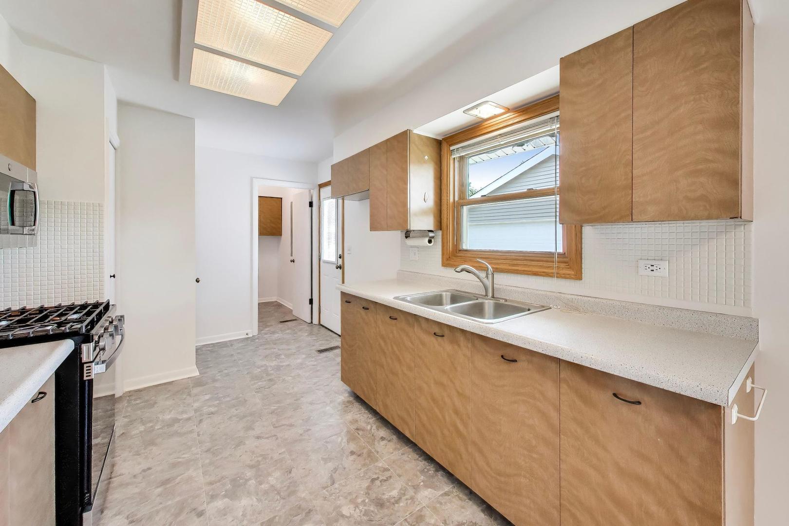 241 Brookhaven Drive, Elk Grove Village, IL 60007