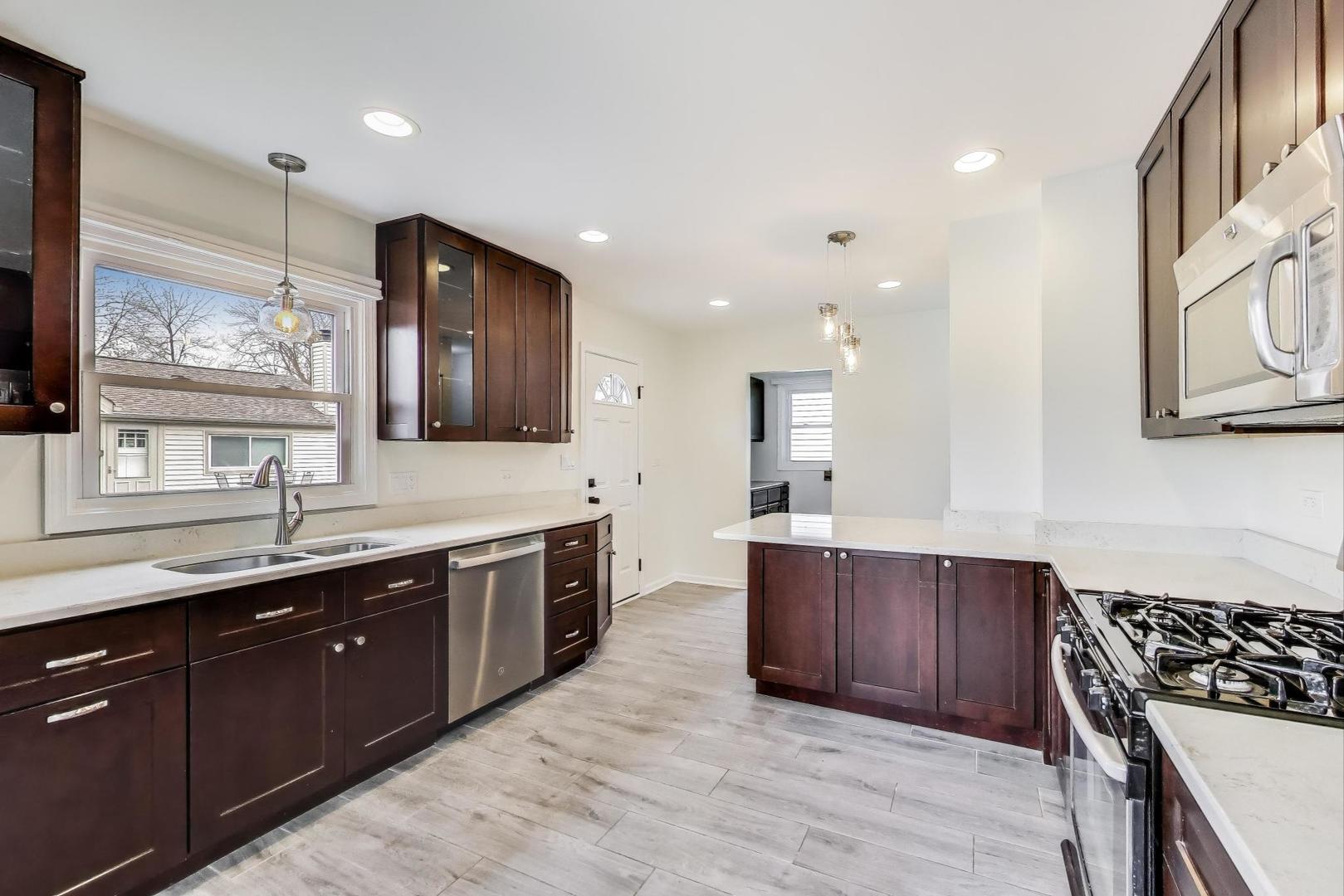 139 S Quentin Road, Palatine, IL 60067