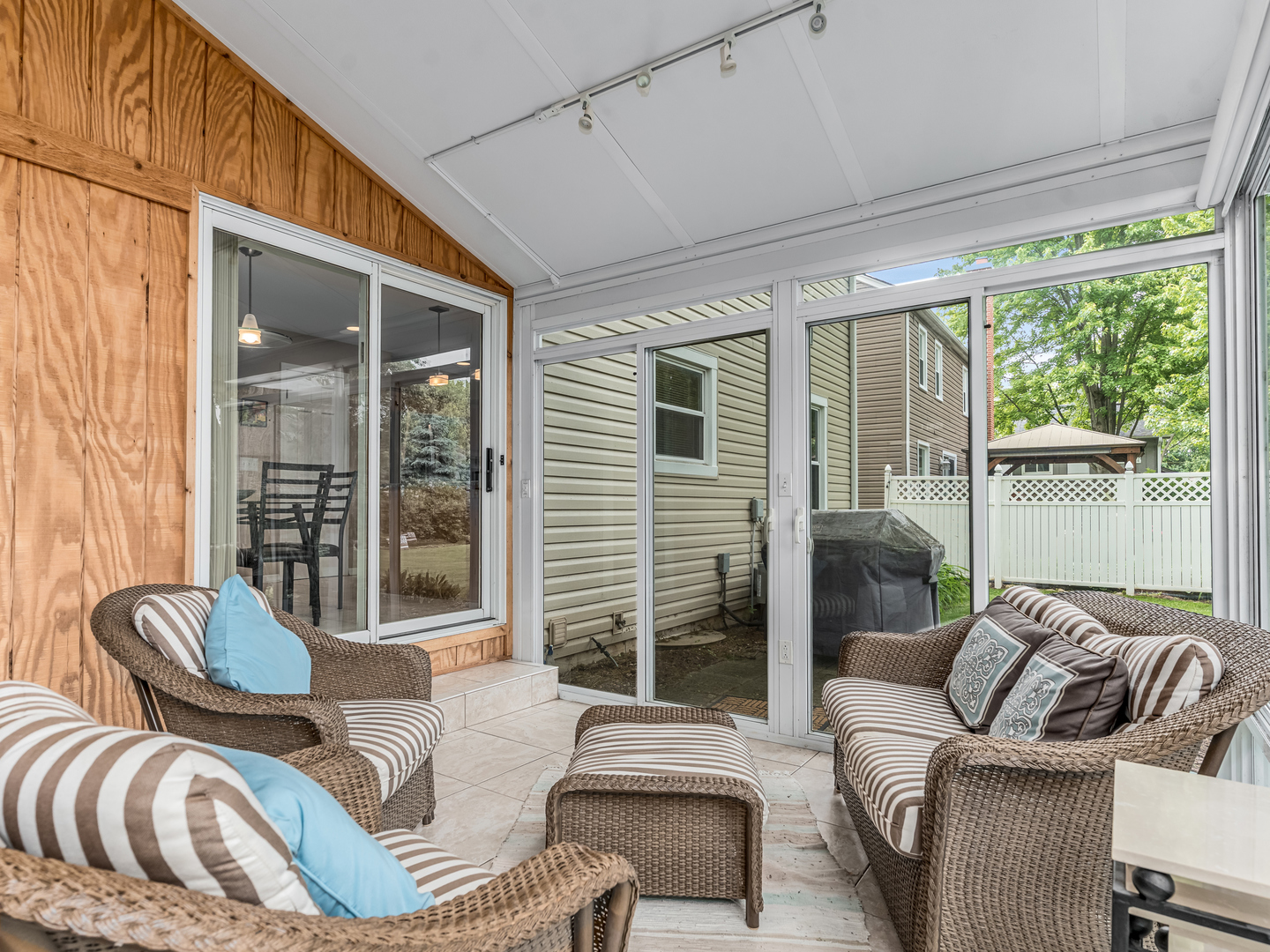 1813 Clyde Drive, Naperville, IL 60565