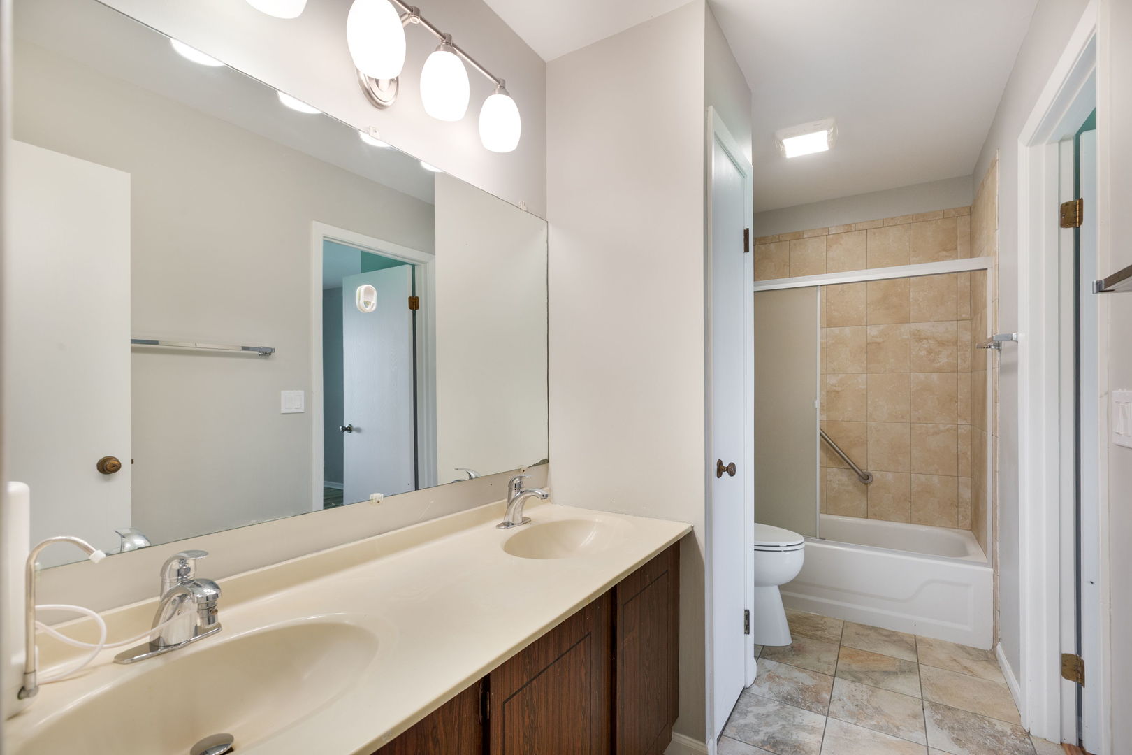 1022 Colony Lake Drive, Schaumburg, IL 60194