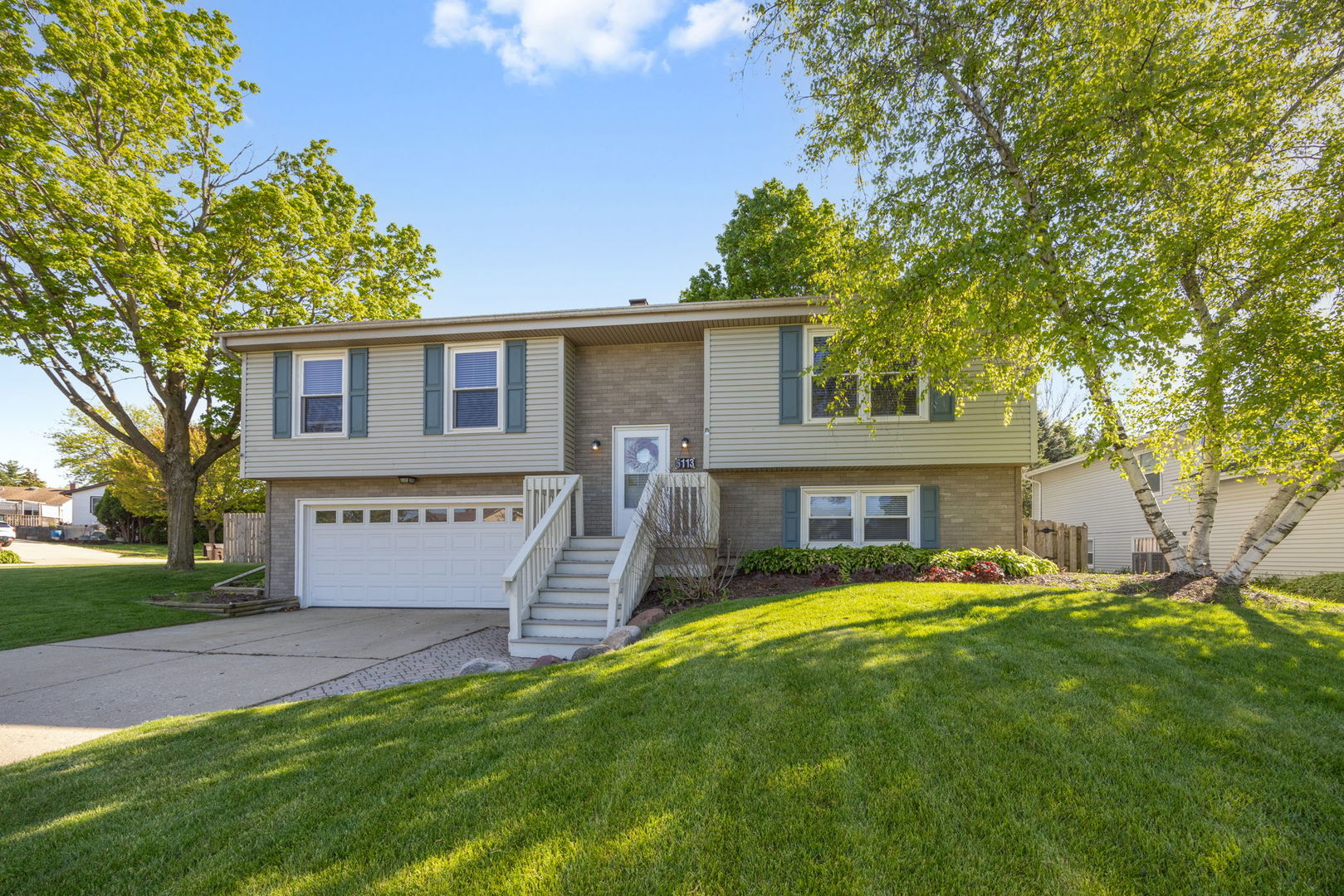 5113 W Dartmoor Drive, McHenry, IL 60050