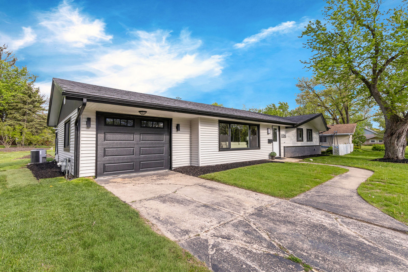 135 S Walnut Lane, Schaumburg, IL 60193