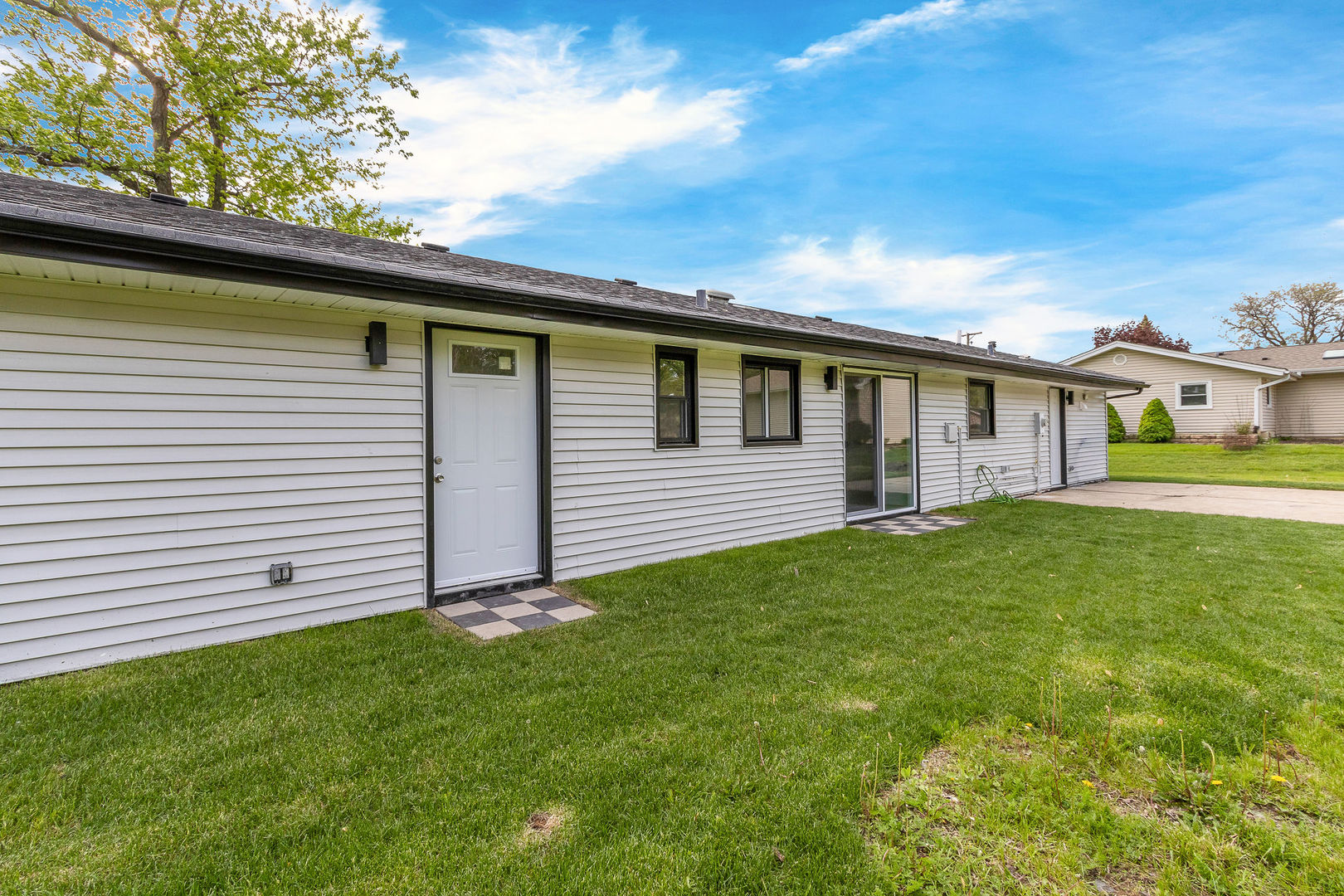 135 S Walnut Lane, Schaumburg, IL 60193