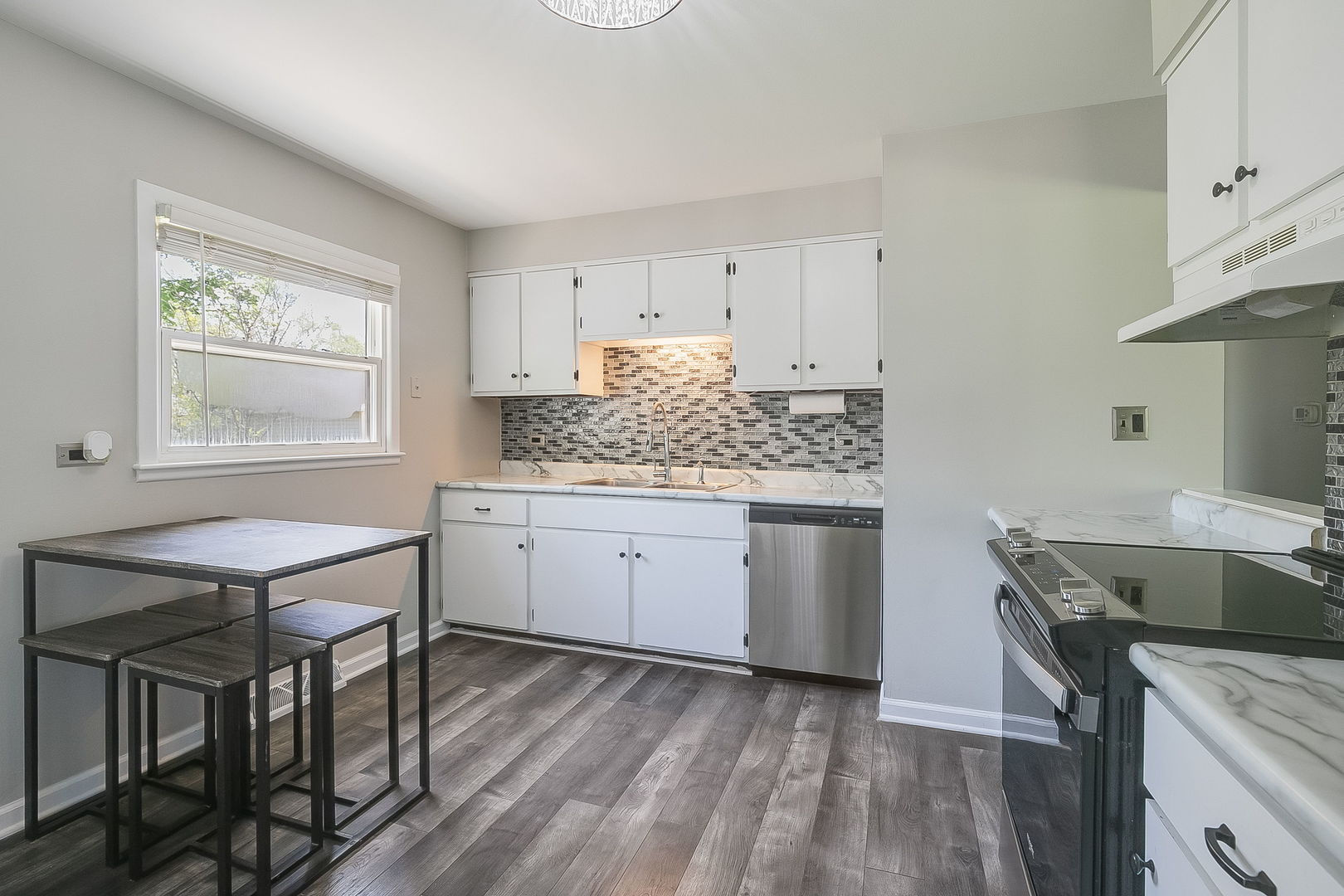 407 BONNIEBROOK Avenue, Mundelein, IL 60060