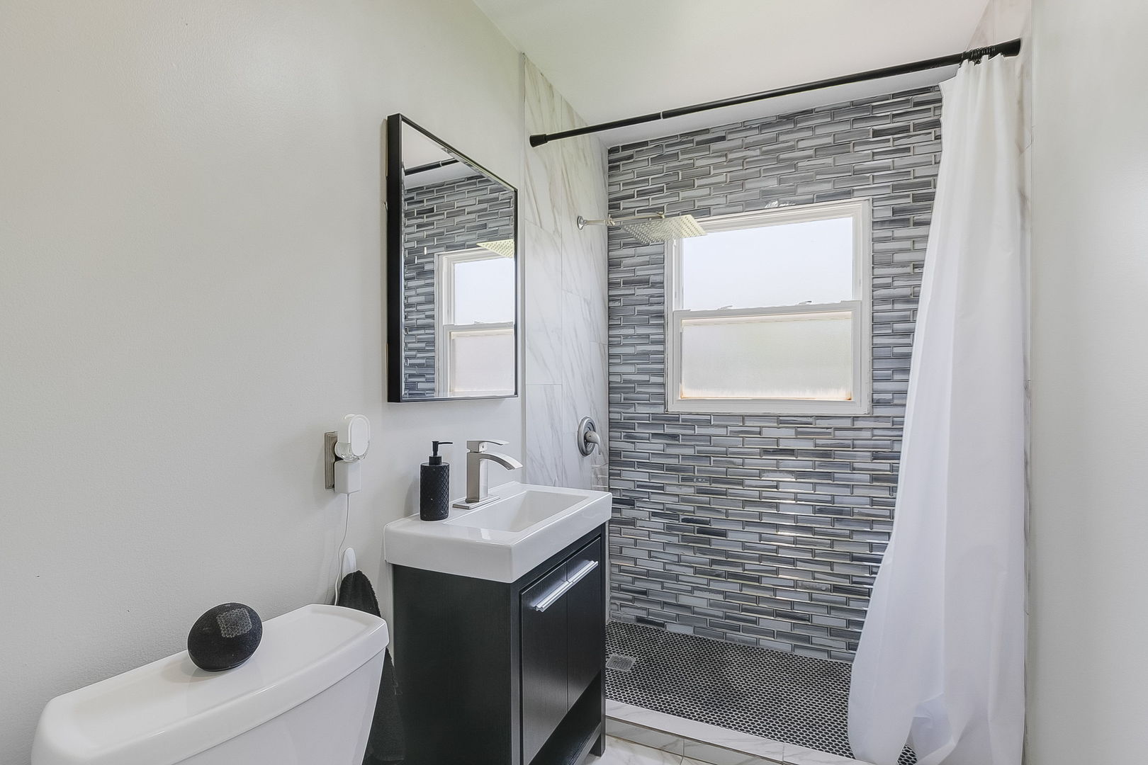 407 BONNIEBROOK Avenue, Mundelein, IL 60060