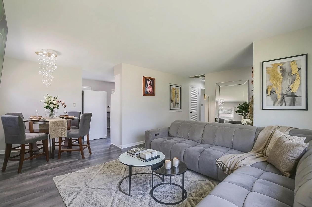 407 BONNIEBROOK Avenue, Mundelein, IL 60060