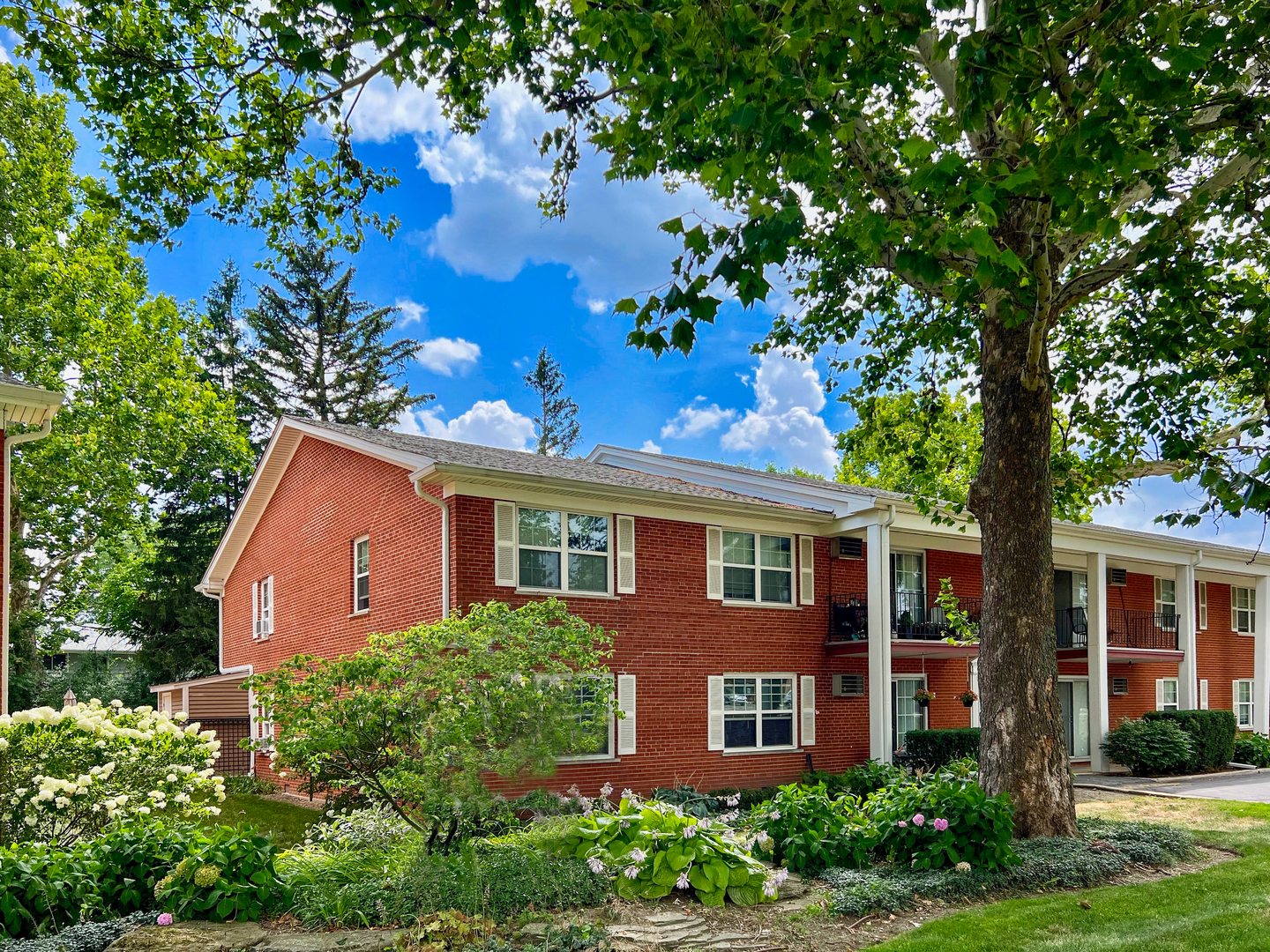 785 Pershing Avenue #4-A, Glen Ellyn, IL 60137