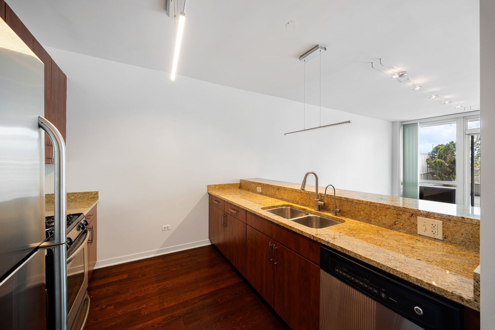 757 N Orleans Street #605, Chicago, IL 60654