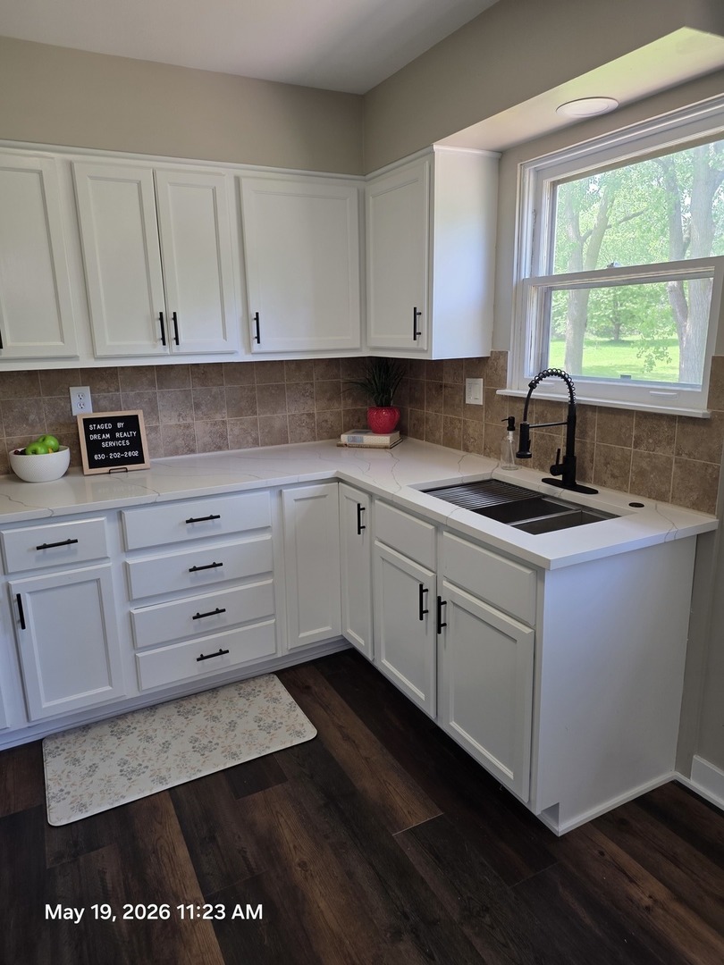 1048 Belle Plaine Avenue, Gurnee, IL 60031