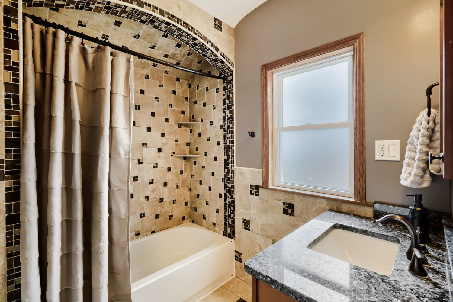 26 W Glenlake Avenue, Roselle, IL 60172