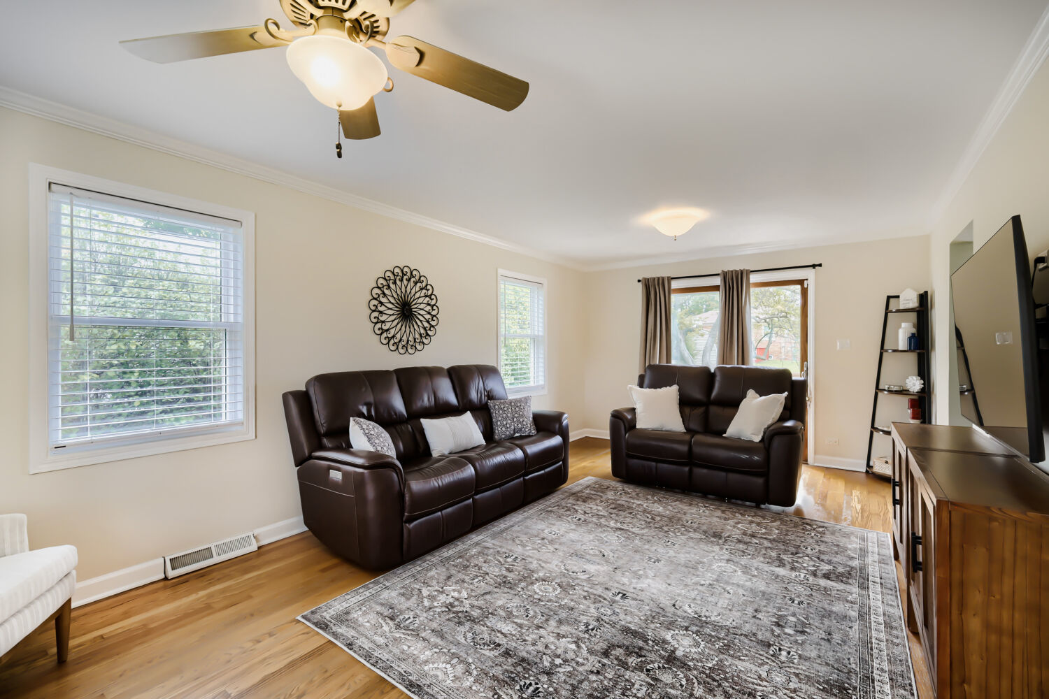 26 W Glenlake Avenue, Roselle, IL 60172