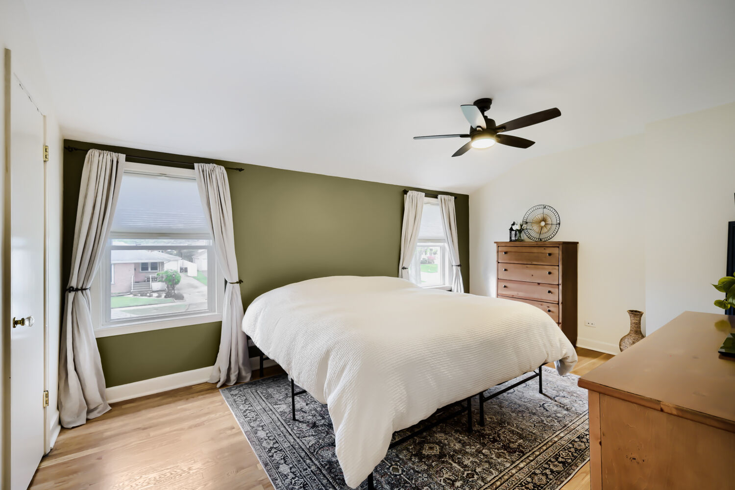 26 W Glenlake Avenue, Roselle, IL 60172
