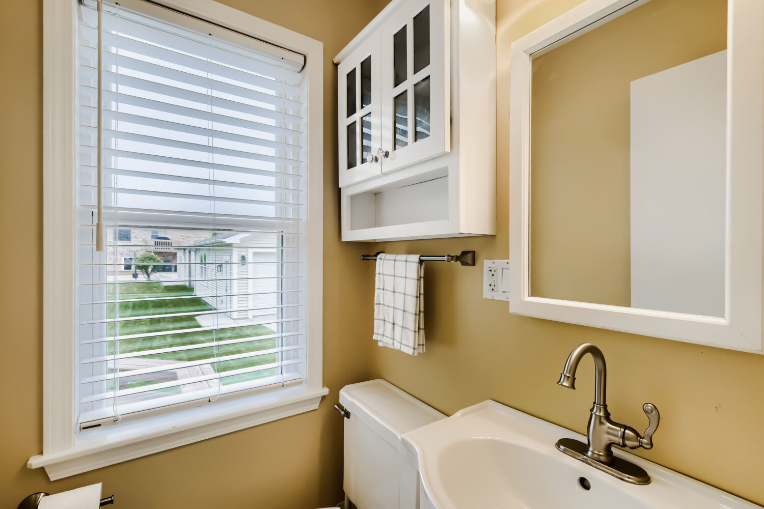 26 W Glenlake Avenue, Roselle, IL 60172