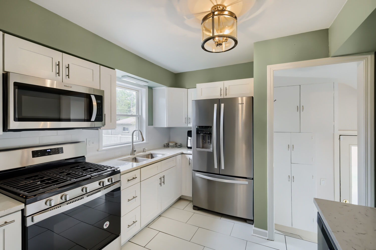 26 W Glenlake Avenue, Roselle, IL 60172