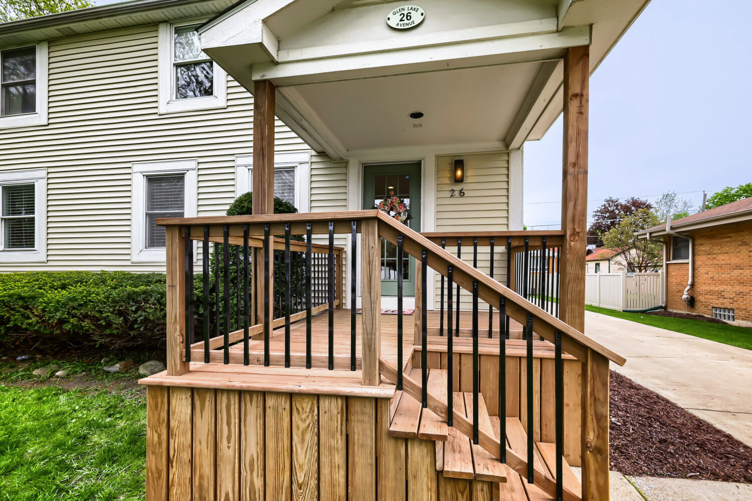 26 W Glenlake Avenue, Roselle, IL 60172