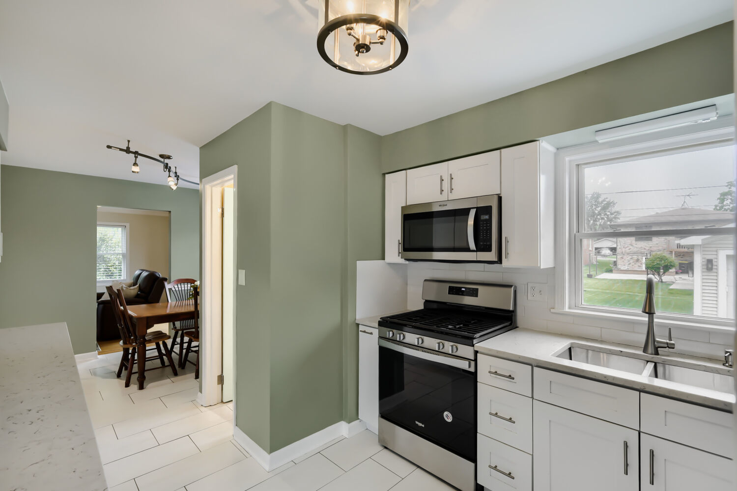 26 W Glenlake Avenue, Roselle, IL 60172
