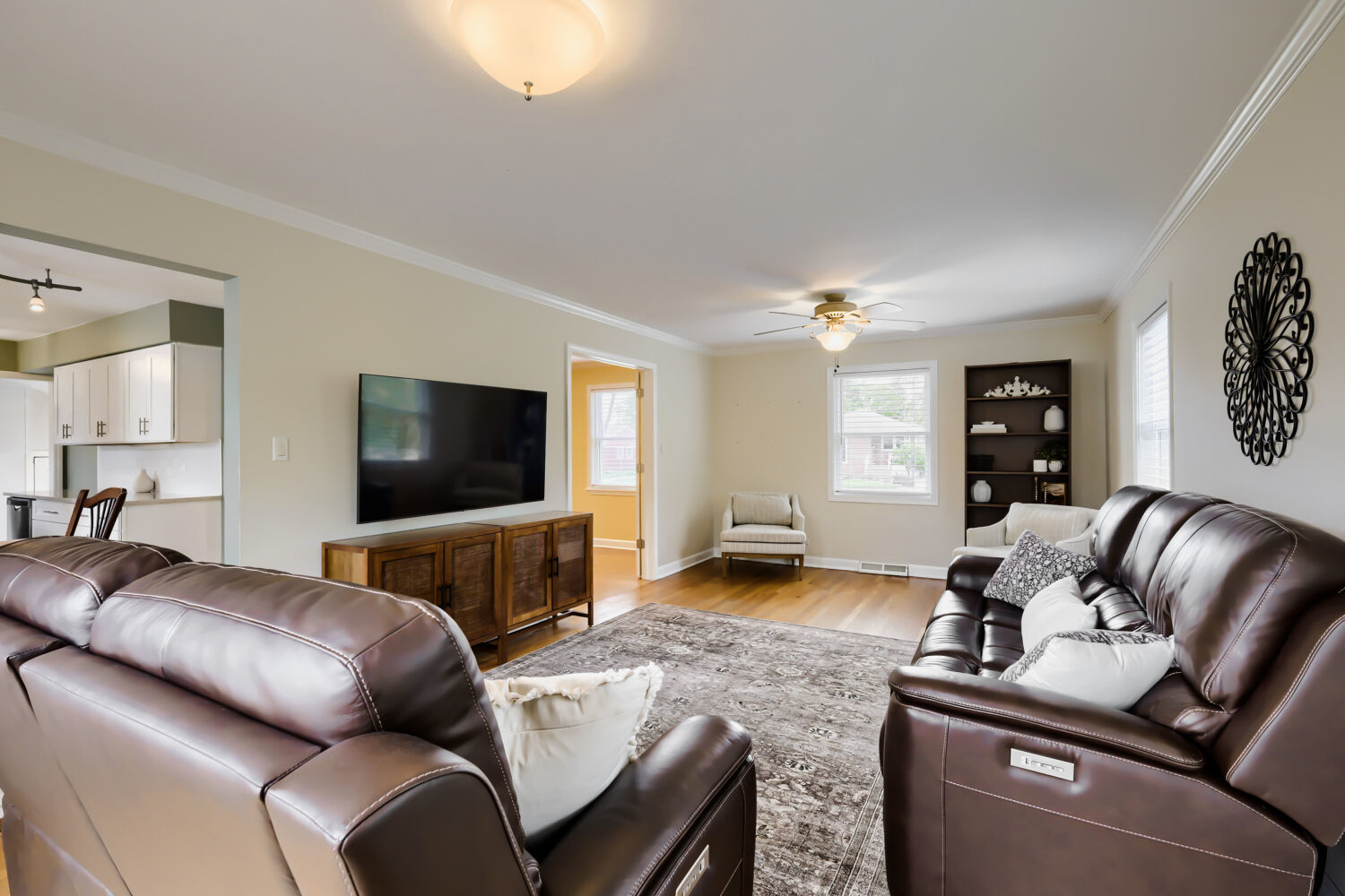26 W Glenlake Avenue, Roselle, IL 60172