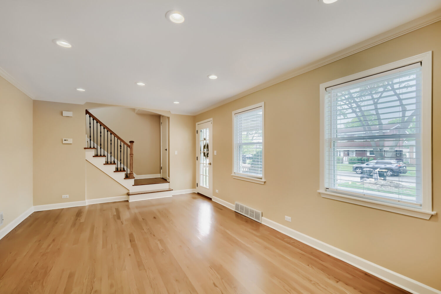 26 W Glenlake Avenue, Roselle, IL 60172