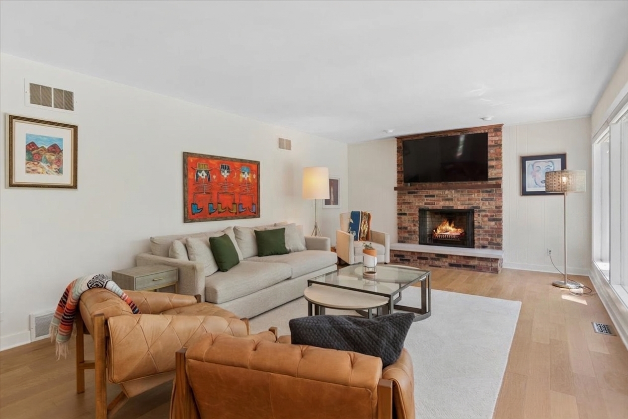 840 Hawthorne Drive, Naperville, IL 60540