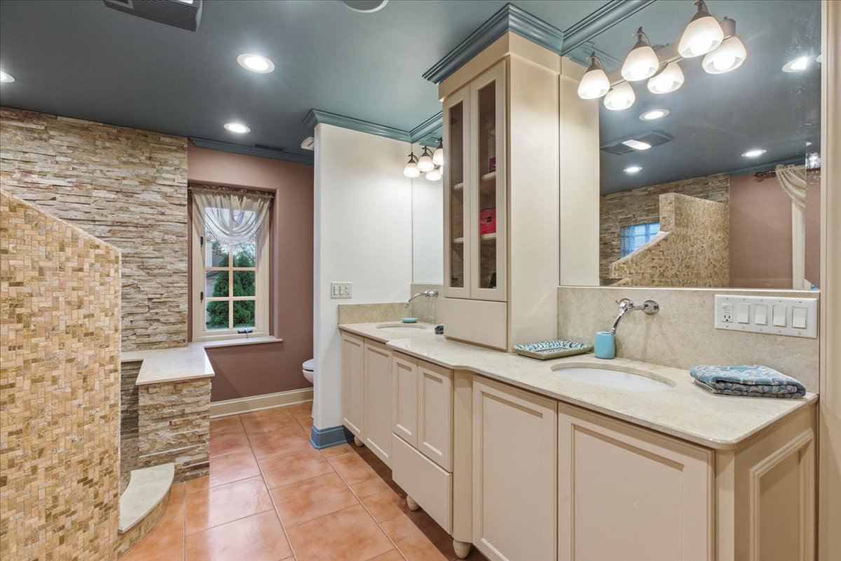 39 Mockingbird Lane, Oak Brook, IL 60523