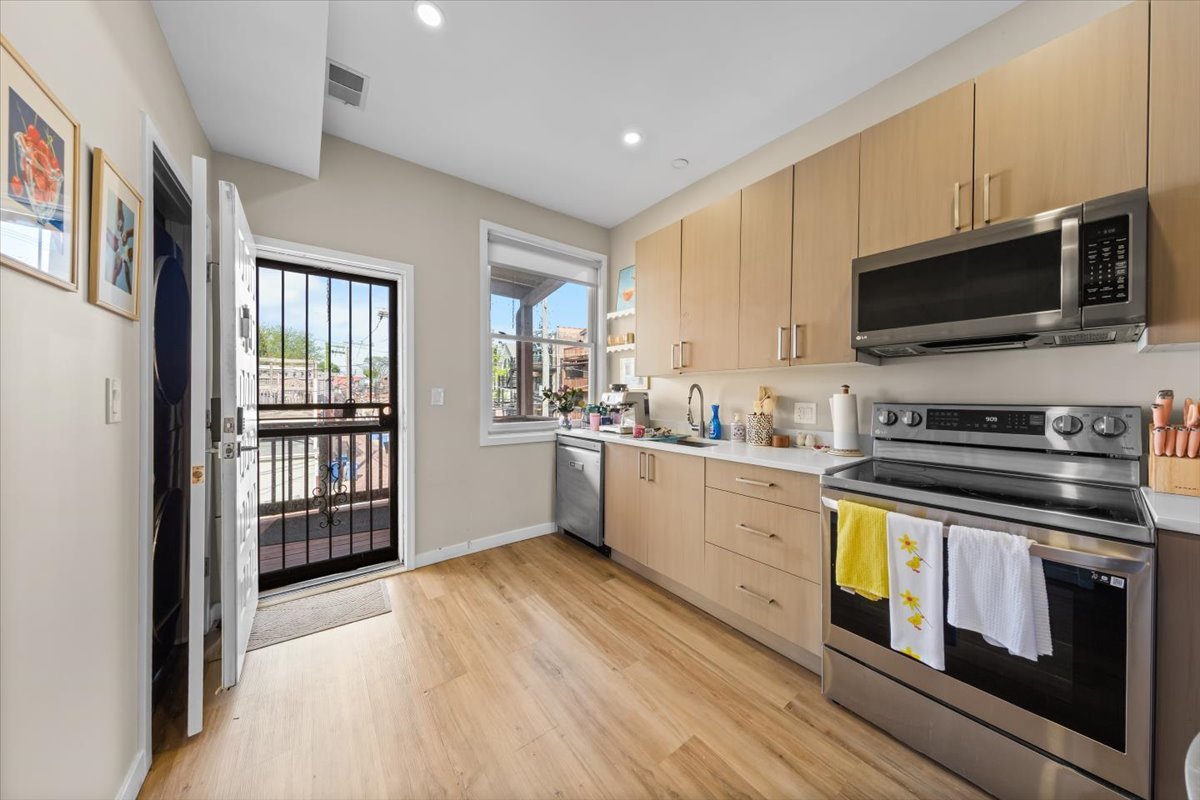 2444 N Sheffield Avenue, Chicago, IL 60614