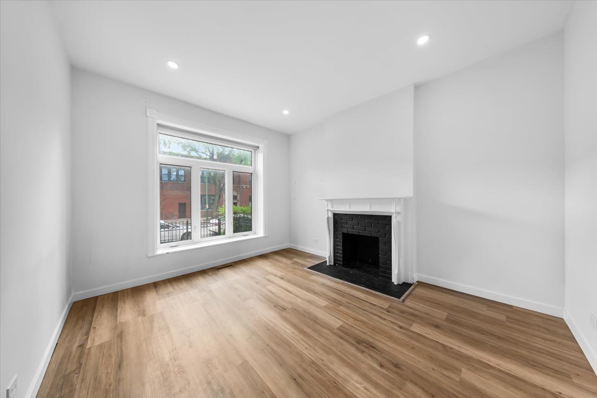 2444 N Sheffield Avenue, Chicago, IL 60614