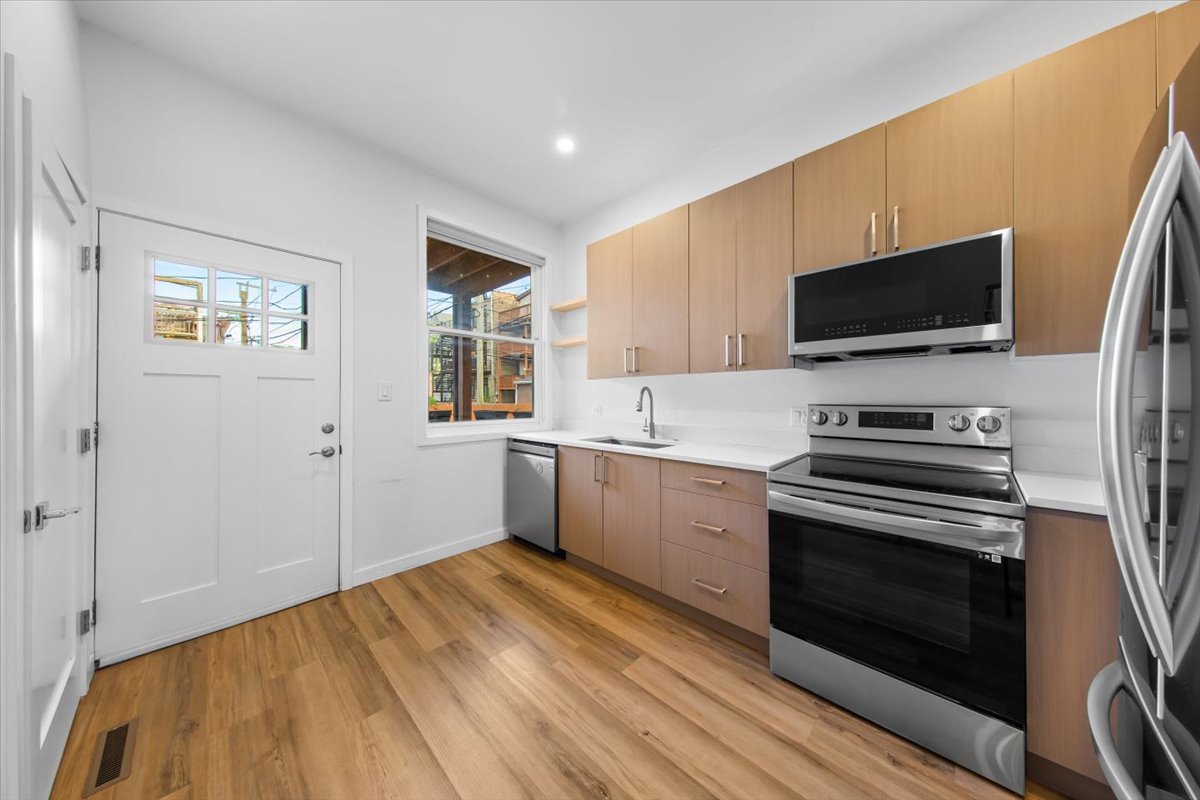 2444 N Sheffield Avenue, Chicago, IL 60614