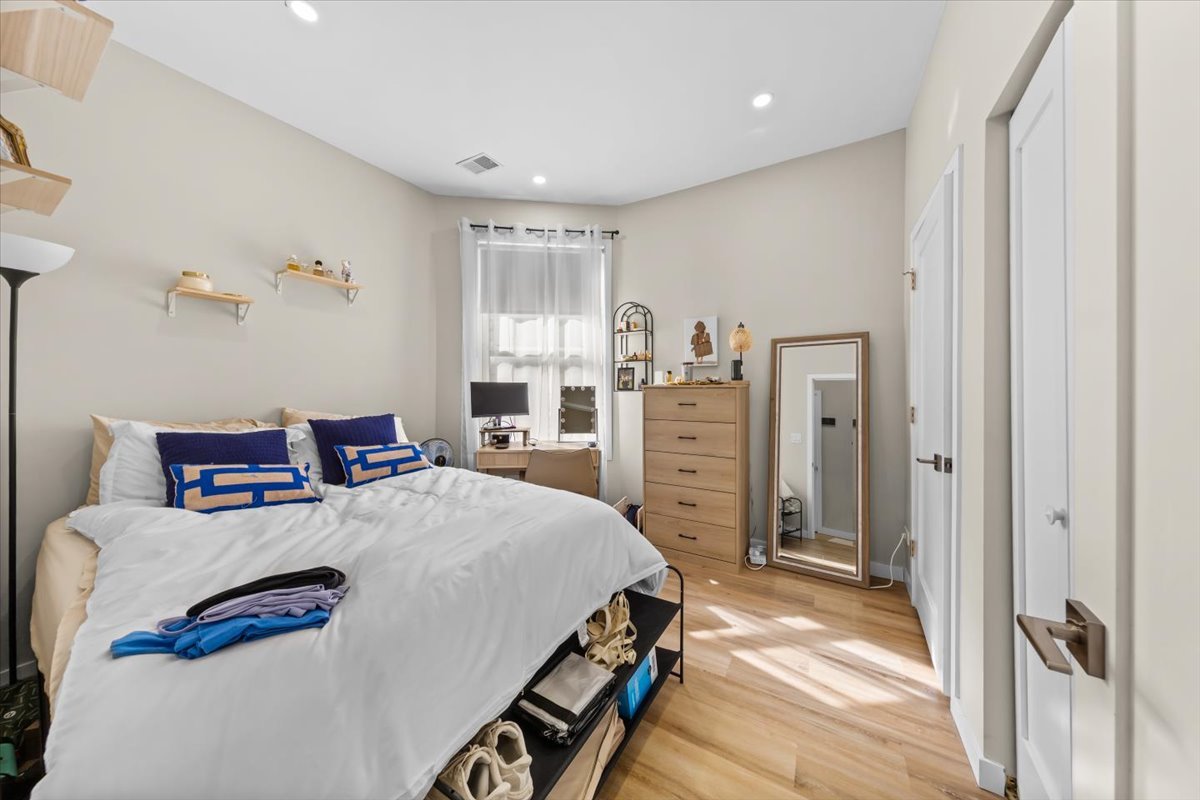 2444 N Sheffield Avenue, Chicago, IL 60614