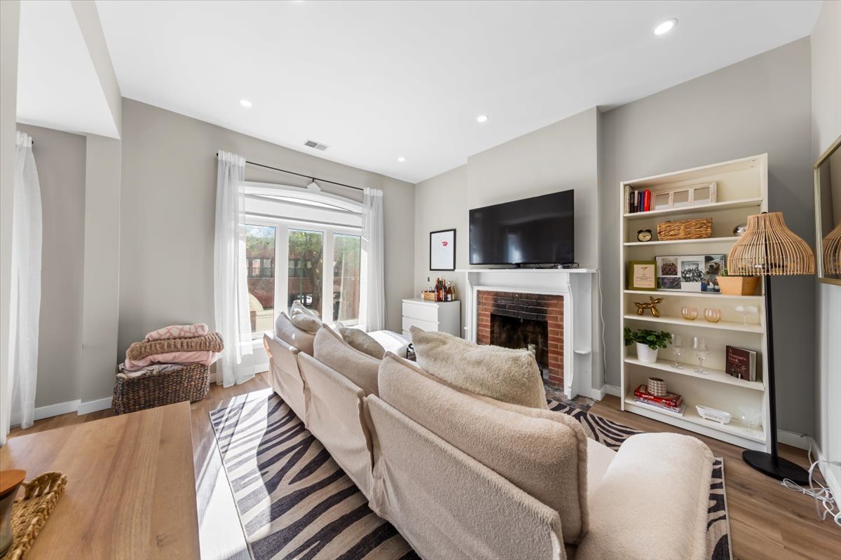 2444 N Sheffield Avenue, Chicago, IL 60614
