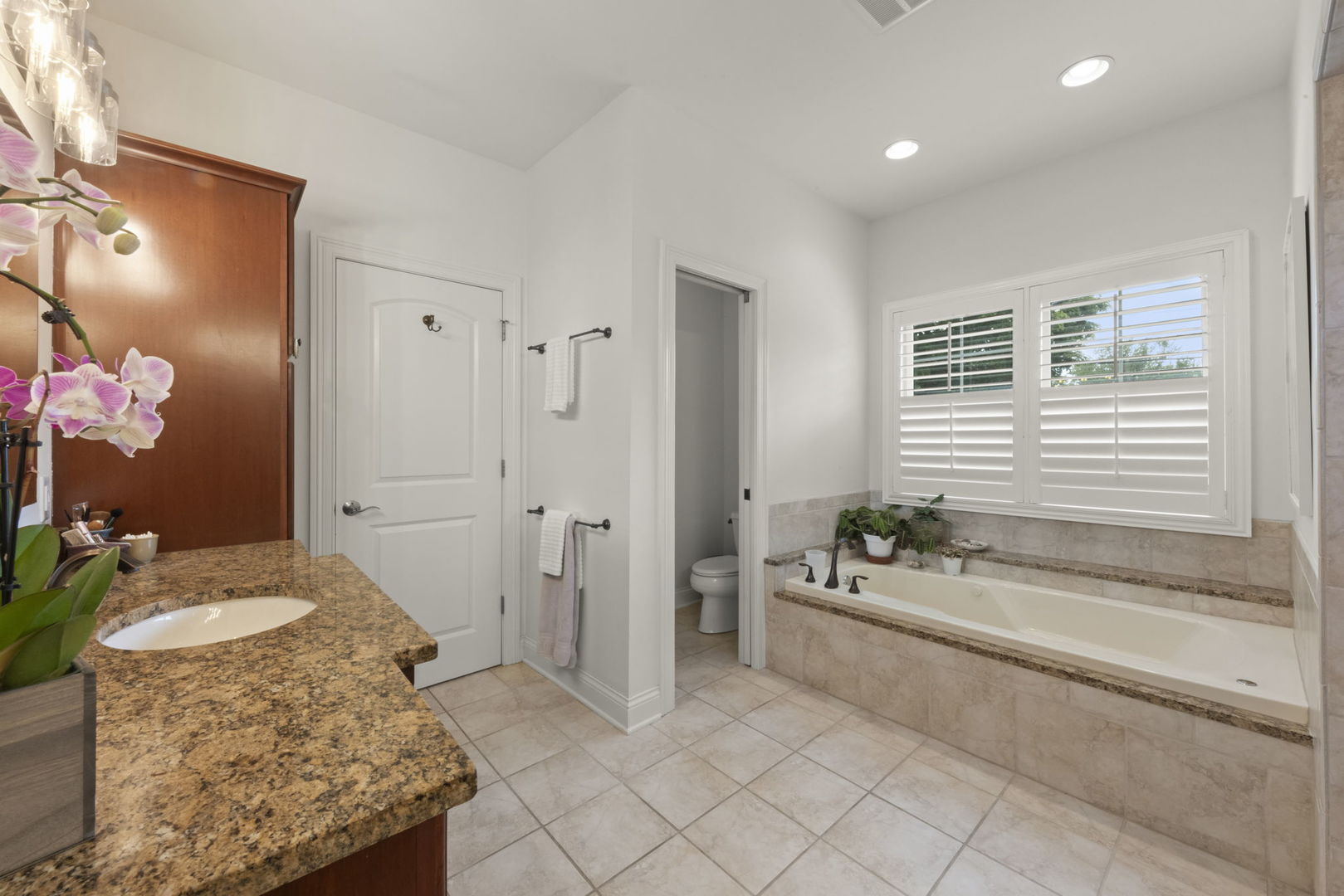 35 S Wilmette Avenue, Westmont, IL 60559