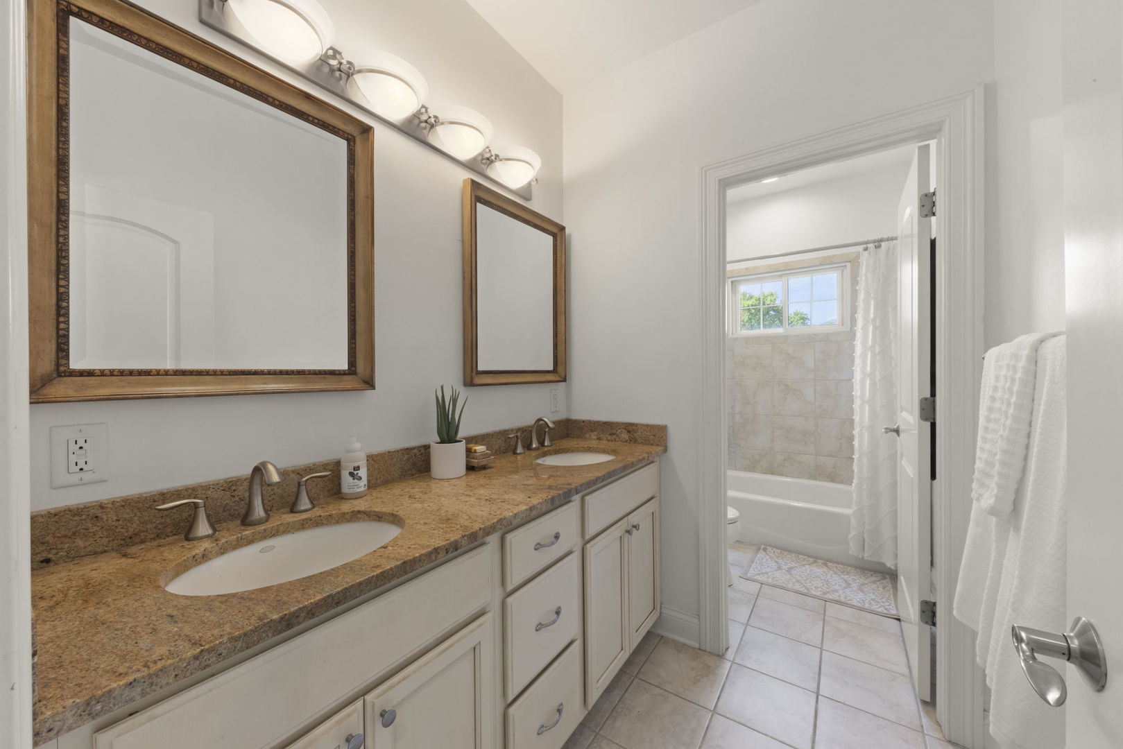 35 S Wilmette Avenue, Westmont, IL 60559