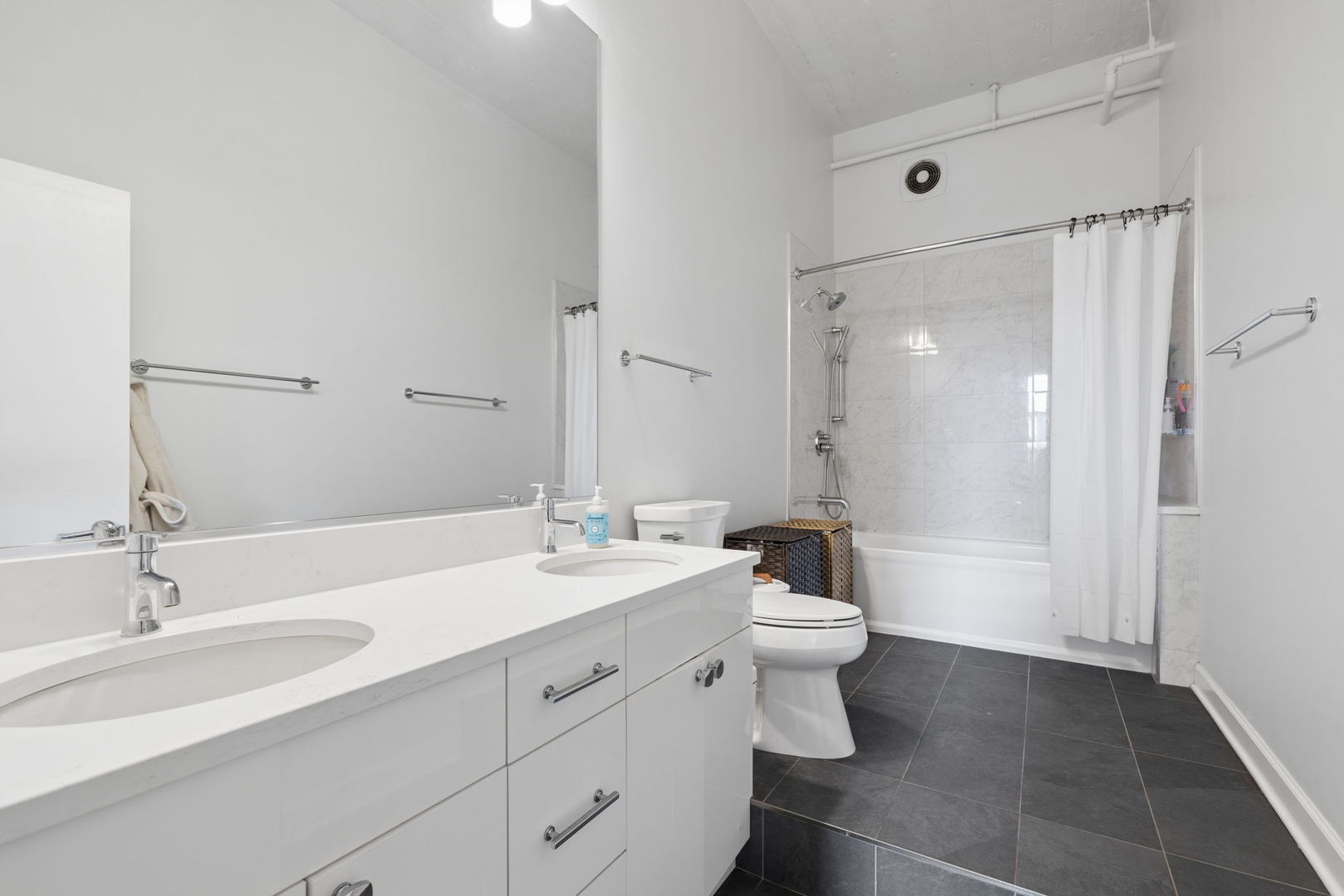 728 W Jackson Boulevard #302, Chicago, IL 60661