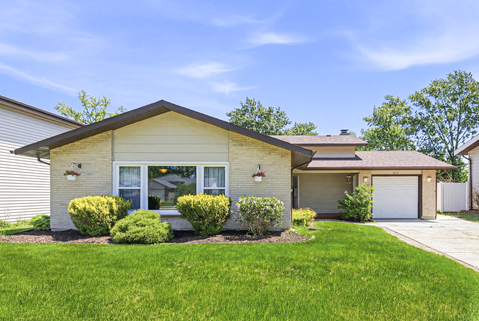 1073 S Finley Road, Lombard, IL 60148