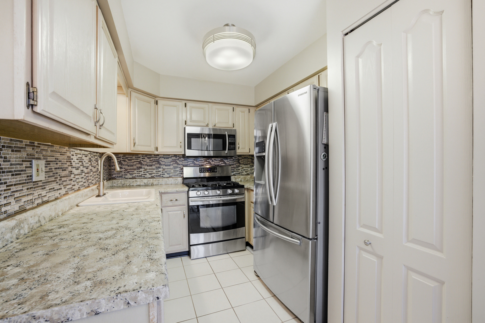 1441 GREENS Court #B, Glendale Heights, IL 60139
