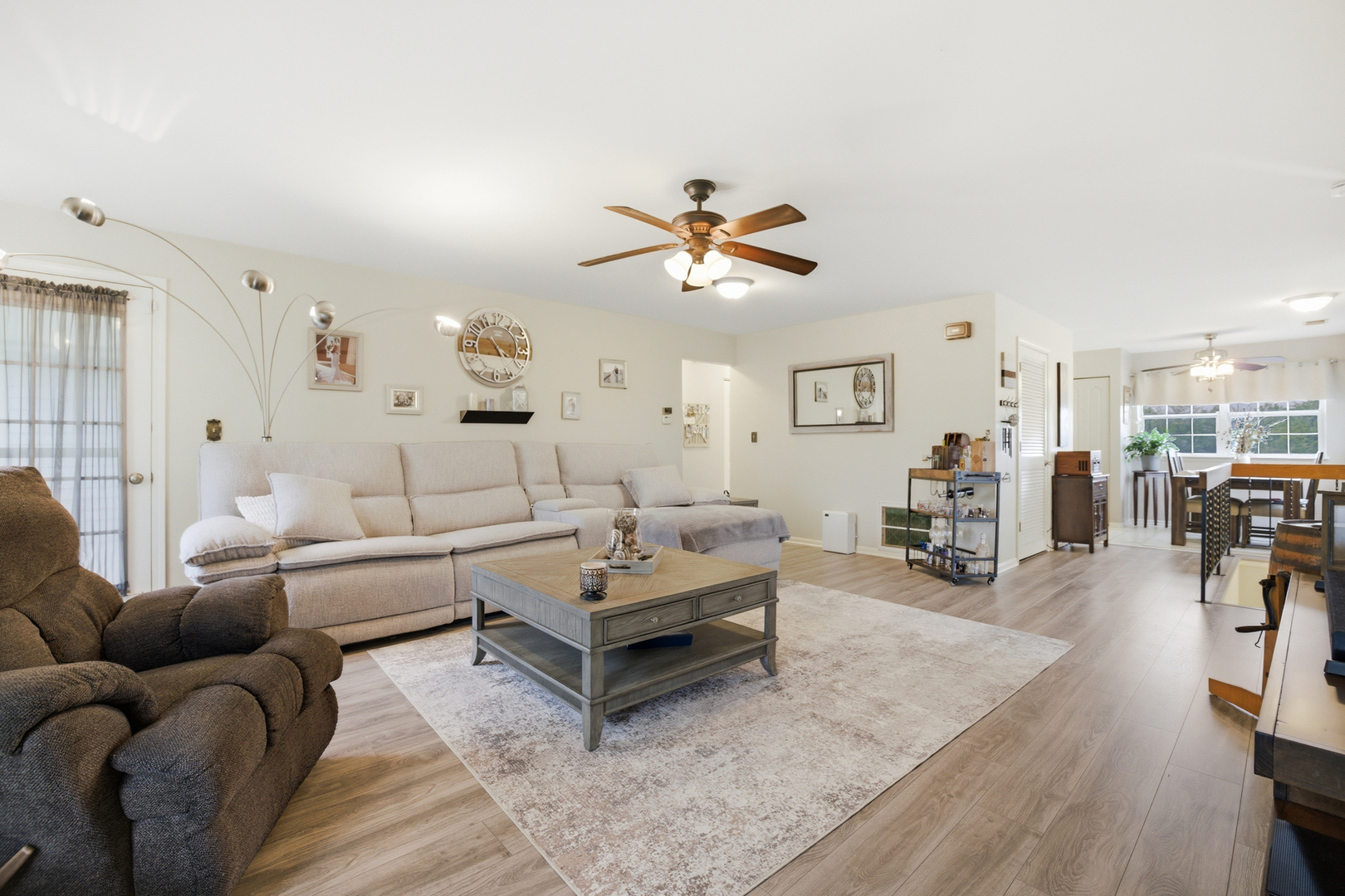 1441 GREENS Court #B, Glendale Heights, IL 60139