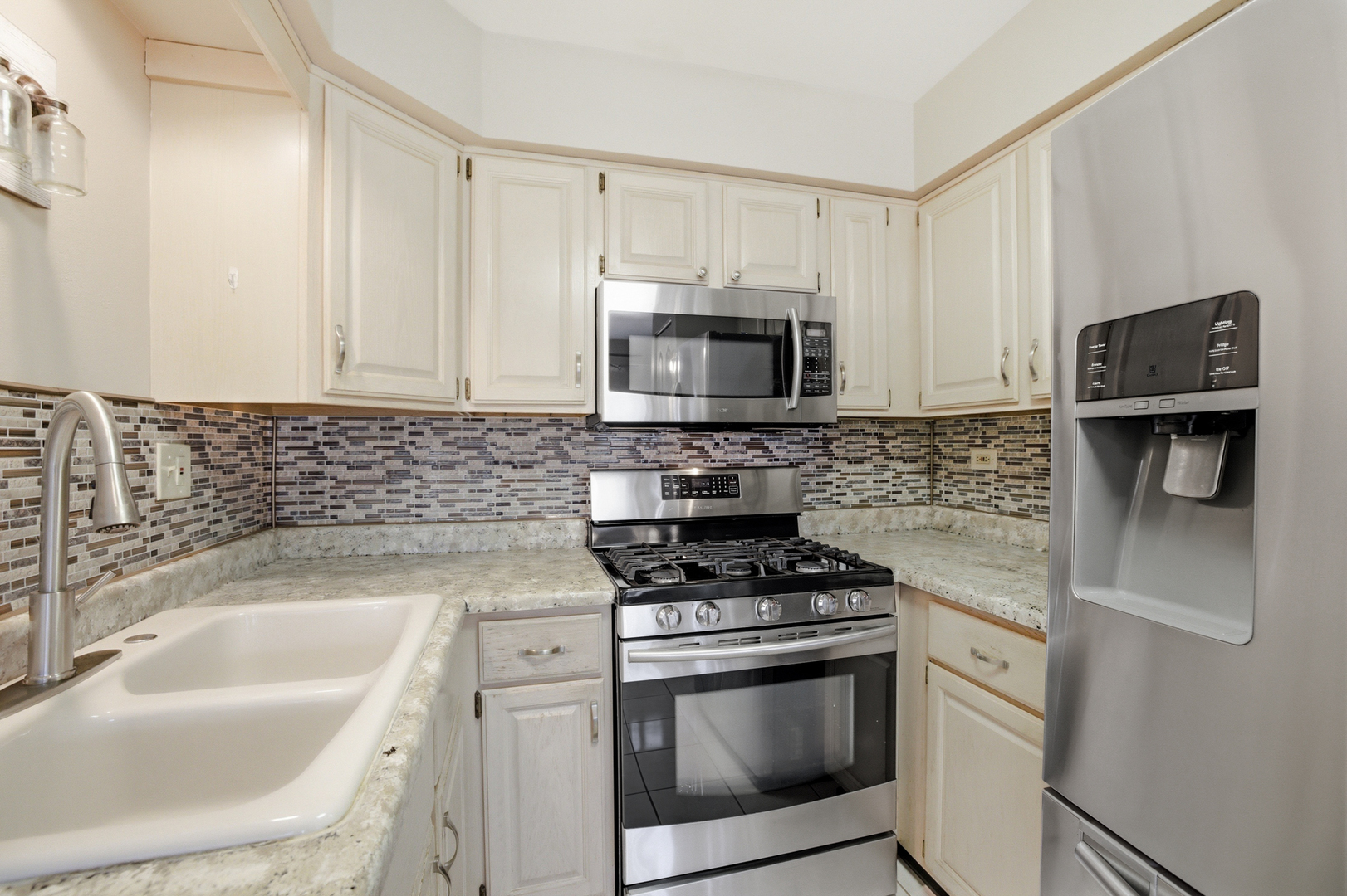 1441 GREENS Court #B, Glendale Heights, IL 60139