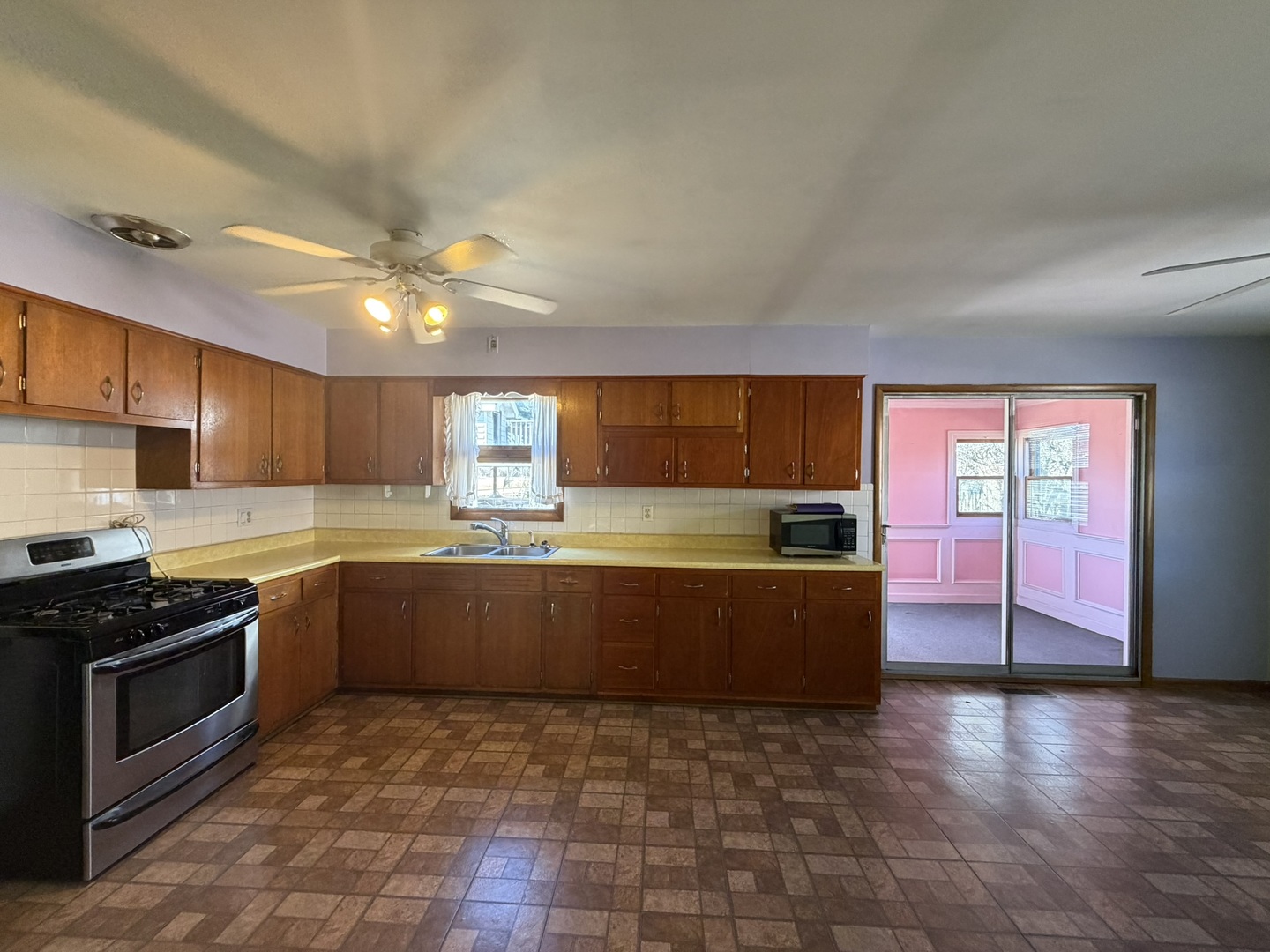 28 S Willow Way, North Aurora, IL 60542