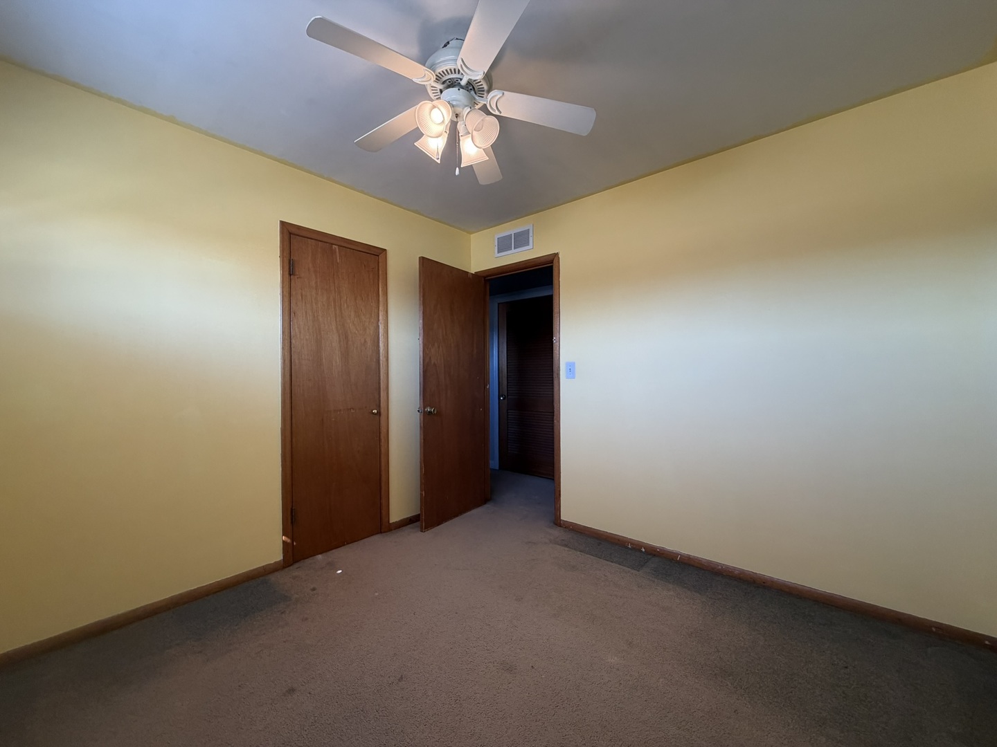 28 S Willow Way, North Aurora, IL 60542
